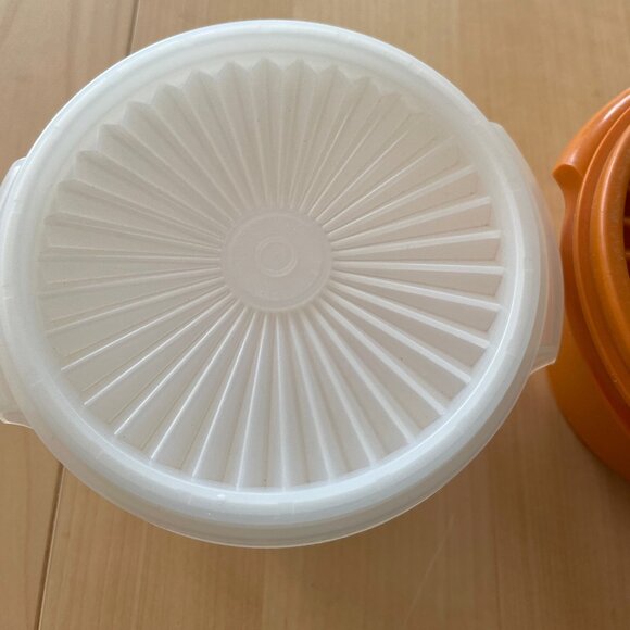 Tupperware - 2 Round Servalier Containers - Picture 6 of 8